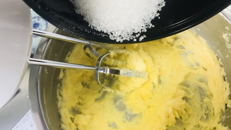 酥到掉渣的黄油曲奇,细砂糖分两个加进去，加进去之后用打蛋器微微搅拌均匀即可