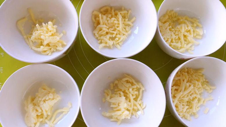 风靡ins的起司吐司,马苏里拉奶酪分装在6个碗内，每个碗内是15克