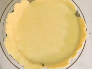 蓝莓乳酪派,将表面的保鲜膜撕开  扑到派盘上、再撕掉表面的保鲜膜