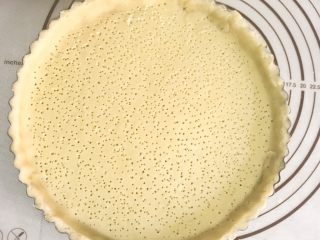蓝莓乳酪派,用手将便面整形一下表面用叉子叉一些小洞洞  不然烤的时候容易 鼓起来哦