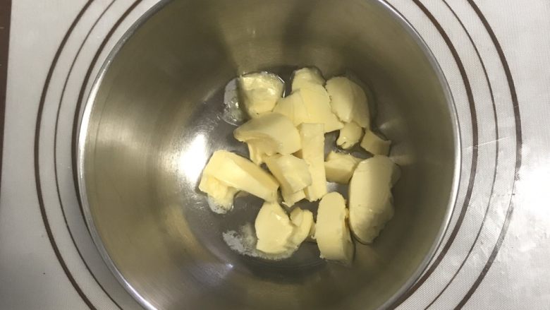 蓝莓乳酪派,首先准备好所有的材料黄油和奶酪都需要提前软化哦
黄油切成小块温室或者烤箱软化到可以轻轻的戳一个洞
