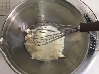 蓝莓乳酪派,接下来制作乳酪馅牛奶可以放微波炉里叮一下 加热一下
加入软化的奶酪 ；也可以隔热水搅拌至顺滑