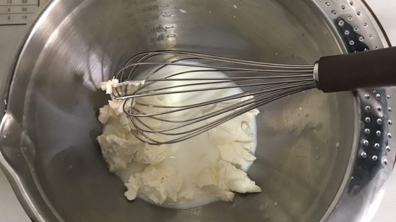 蓝莓乳酪派,接下来制作乳酪馅牛奶可以放微波炉里叮一下 加热一下
加入软化的奶酪 ；也可以隔热水搅拌至顺滑