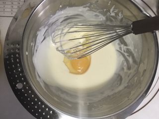 蓝莓乳酪派,搅拌至顺滑无颗粒 ；再加入黄油 充分融合后再加入鸡蛋搅拌好