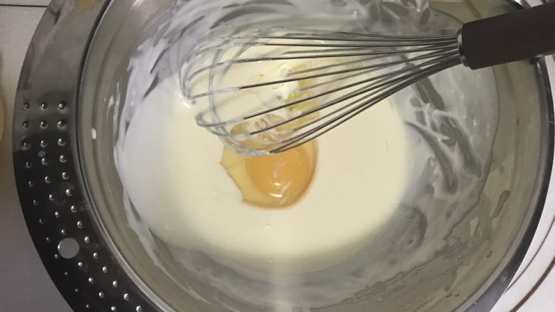 蓝莓乳酪派,搅拌至顺滑无颗粒 ；再加入黄油 充分融合后再加入鸡蛋搅拌好