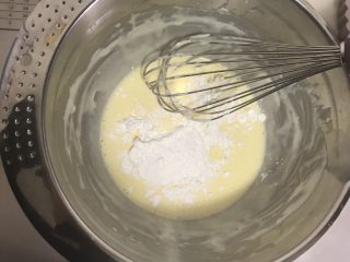 蓝莓乳酪派,再加入糖粉和玉米淀粉 用蛋抽画一字之融合好 放一旁备用
