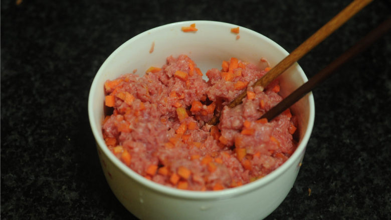 春节吉祥菜——花开富贵百财牛肉卷,将胡萝卜碎加进去，拌匀