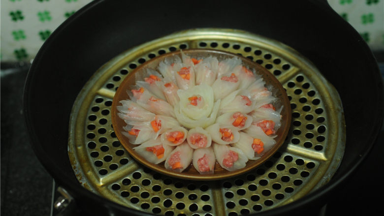 春节吉祥菜——花开富贵百财牛肉卷,盘子放在蒸锅上
