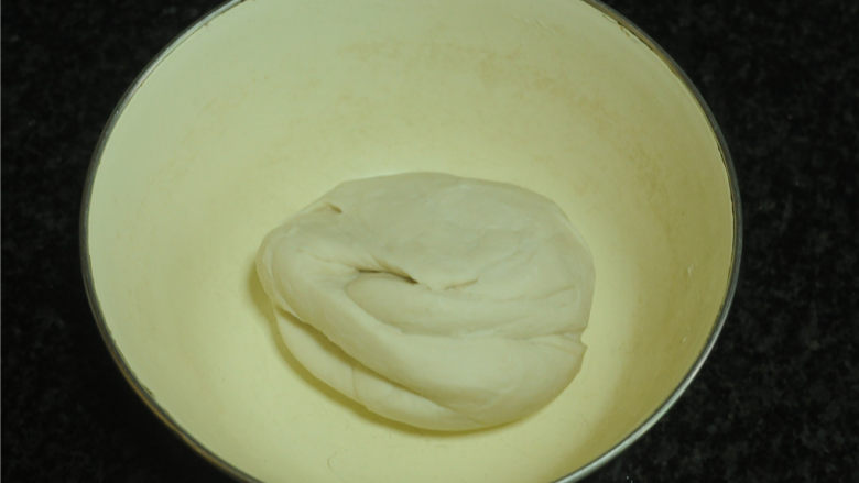烫面牛柳卷饼,所有的食材准备好，将两种面粉都放入容器.加入水，搓揉成光滑的面团，盖上保鲜膜醒10分钟