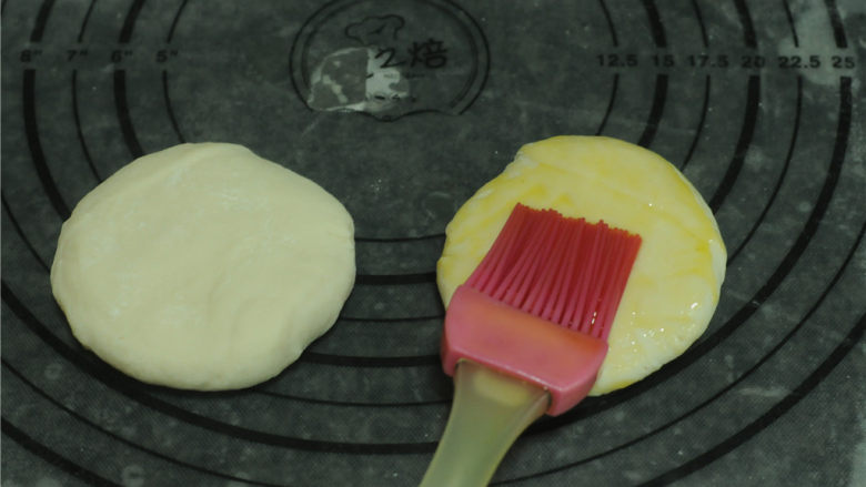 烫面牛柳卷饼,将面团稍微按压成扁圆形，在一个剂子上面均匀地刷上油