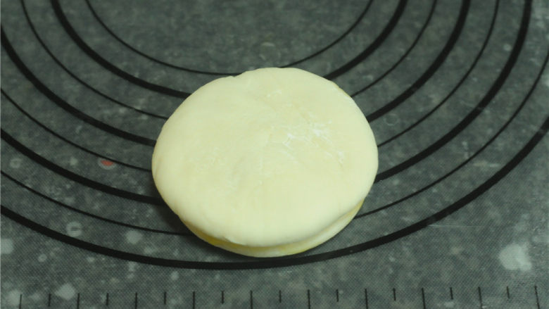 烫面牛柳卷饼,盖上另一个剂子，用擀面杖擀成薄薄的圆饼