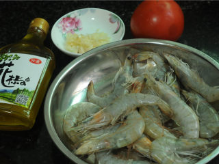 番茄蝴蝶虾,所有的食材准备好