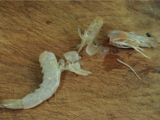 番茄蝴蝶虾,将大虾去壳去头后开背
