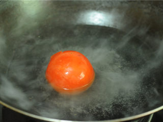 番茄蝴蝶虾,西红柿表面划个十字，放入开水锅中汆烫