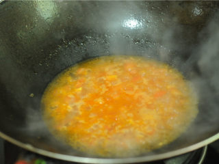 番茄蝴蝶虾,将西红柿放入油锅中炒至浓稠，盛出备用