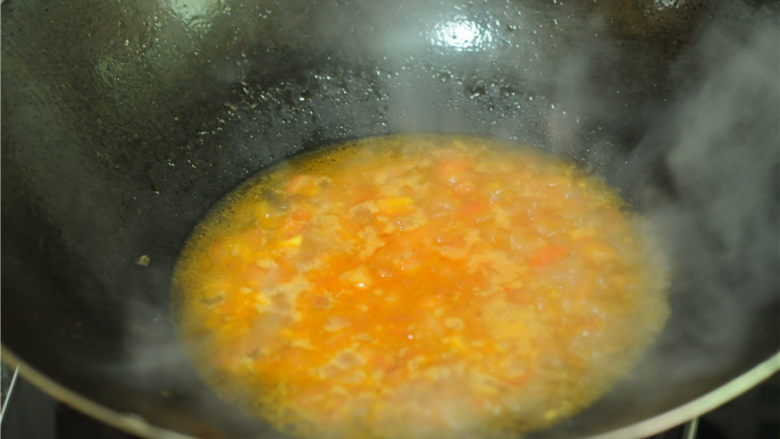 番茄蝴蝶虾,将西红柿放入油锅中炒至浓稠，盛出备用