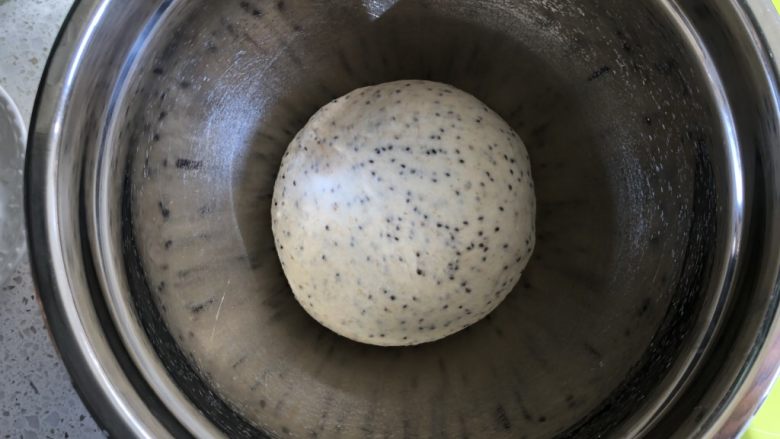 奇亚籽蜜豆燕麦欧包,把面团揉圆放入容器内，盖上湿毛巾，烤箱内放一杯清水保持湿度，30度，发酵1小时