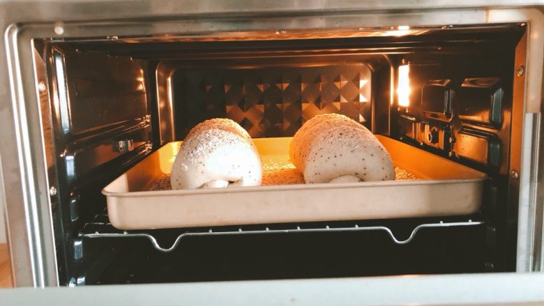 奇亚籽蜜豆燕麦欧包,烤箱提前预热180度，上下火，烤25分钟