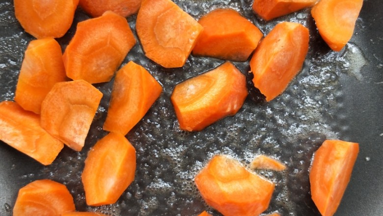 团团圆圆浓香咖喱火锅丸子,放胡萝卜翻炒。