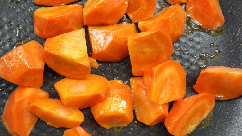 团团圆圆浓香咖喱火锅丸子,待胡萝卜释放出胡萝卜素有利于身体吸收。