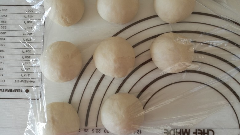 日式红豆包,平均分成8份，揉圆，盖保鲜膜硬20分钟
