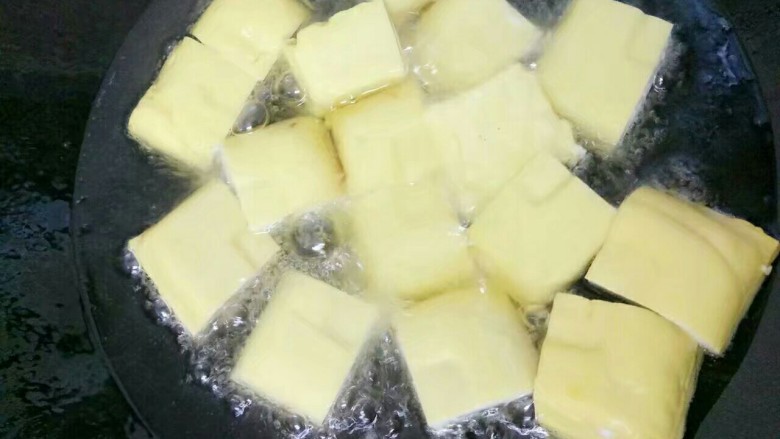 葱香豆腐,锅里热油，油热后放入豆腐炸到两面金黄