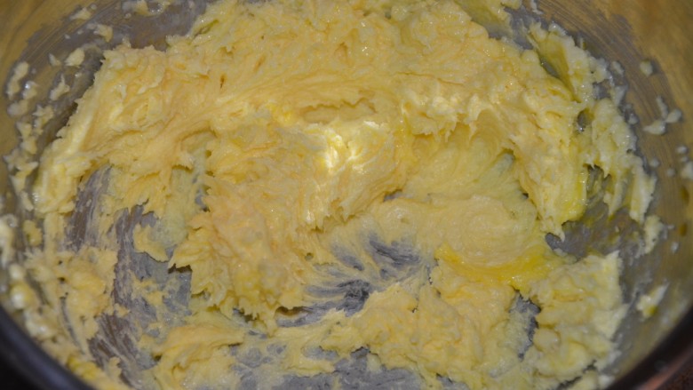 西瓜曲奇饼干＋黄油曲奇,打蛋器打发，充分混合至没有鸡蛋液~