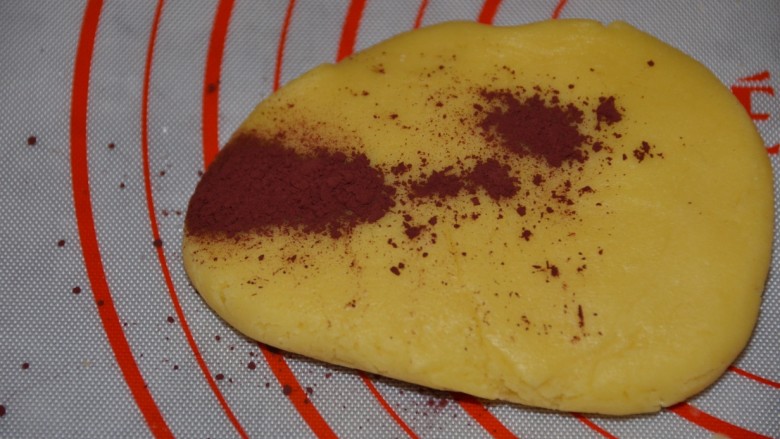 西瓜曲奇饼干＋黄油曲奇,取那个130g的面团，加入适量红曲粉~