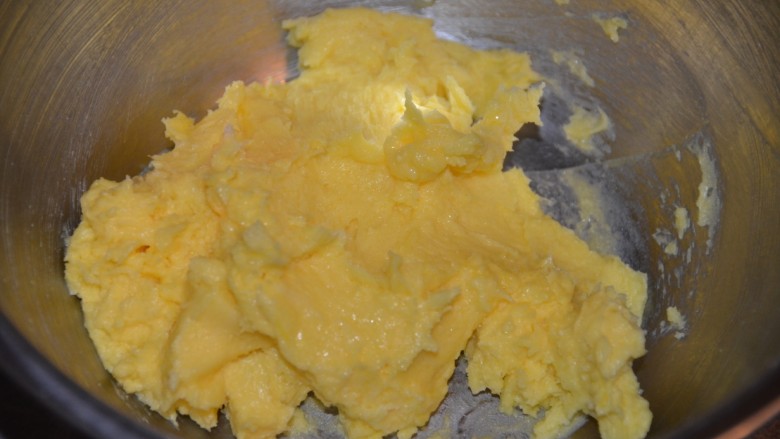 西瓜曲奇饼干＋黄油曲奇,再加入剩余的鸡蛋液，打发。再用硅胶铲整理下~