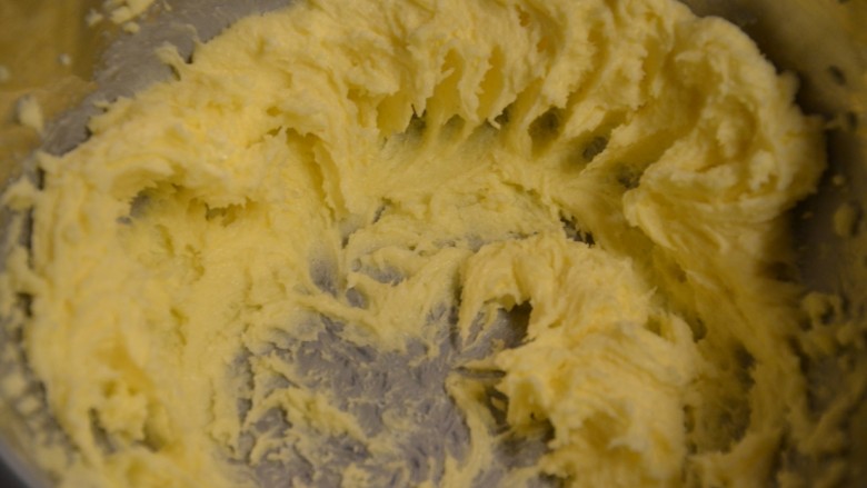 西瓜曲奇饼干＋黄油曲奇,黄油糖粉混合好后，打蛋器打发至体力膨胀，颜色变淡~