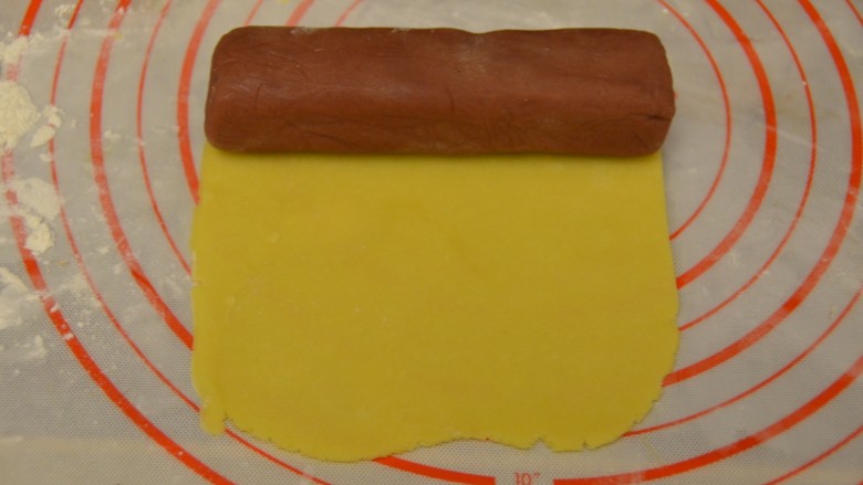 西瓜曲奇饼干＋黄油曲奇,把冷藏好的圆柱体红色面团取出，原味面团3mm厚度，根据红色面团长度，擀成长方形~