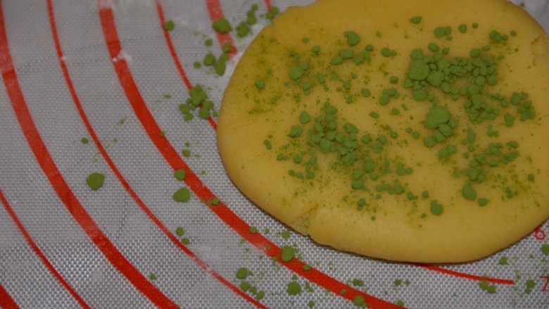 西瓜曲奇饼干＋黄油曲奇,可以开始西瓜曲奇了。65g面团，加适量抹茶粉。