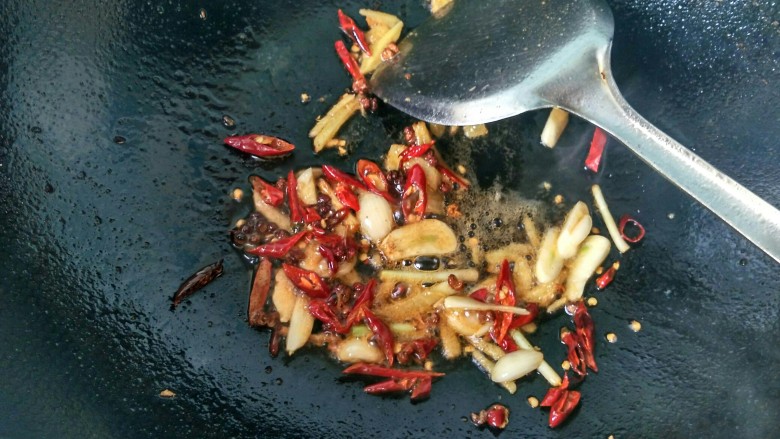 麻辣糍粑鱼,将生姜，大蒜，花椒，辣椒爆香。