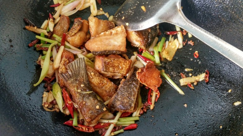 麻辣糍粑鱼,每一块鱼肉都蘸上佐料，可以出锅了。