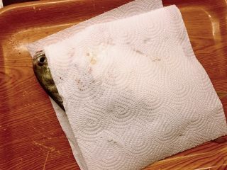 红烧金鲳鱼,用厨房纸吸干水份。