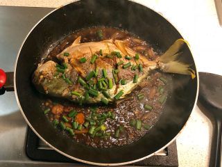 红烧金鲳鱼,开盖，加葱花，起锅。