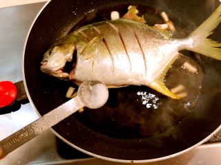 红烧金鲳鱼,加半勺盐。