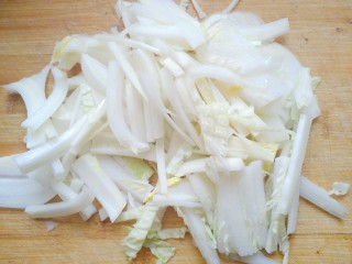 腊肉炒白菜,用白菜帮切成细条。