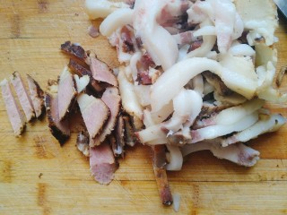 腊肉炒白菜,腊肉切成小片儿，肥瘦要分开。用肥肉炼油