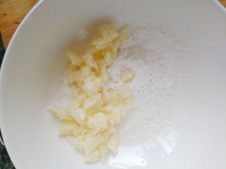 腊肉炒白菜,小碗中加少许盐，蒜末，淀粉。