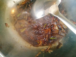 腊肉炒白菜,炼出油之后加葱姜和酱油。