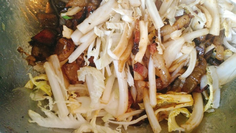 腊肉炒白菜,葱姜酱油炒香之后加入白菜翻炒。