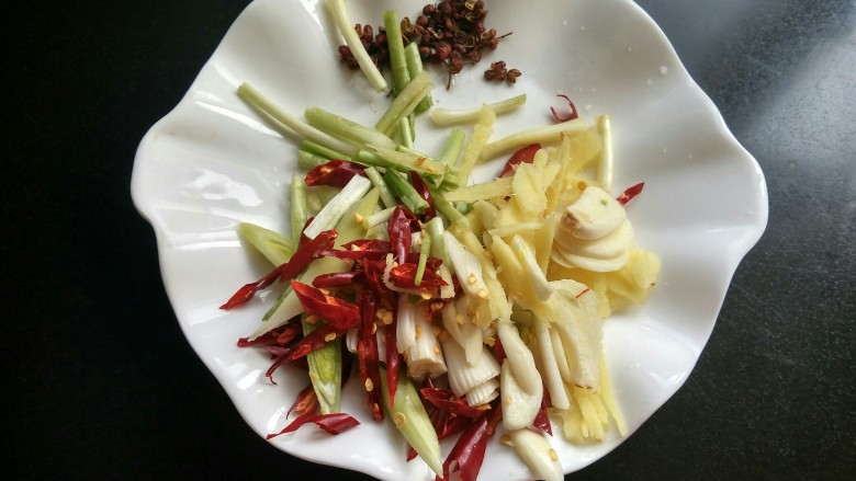 麻辣糍粑鱼,生姜，大蒜，干辣椒切丝，葱白，大蒜梗切段。