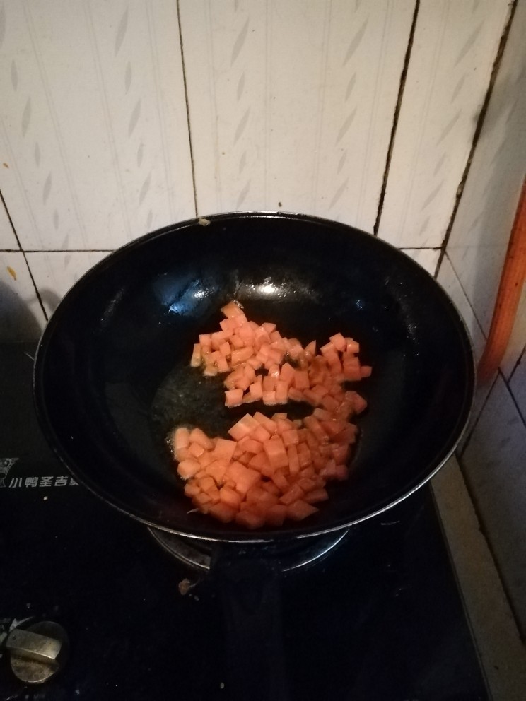 松仁玉米,热锅放底油，将胡萝卜炒至半熟