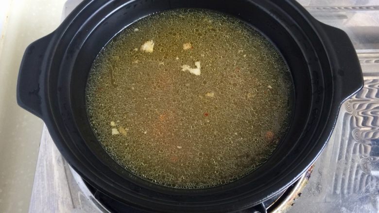 来一碗冬日暖食➕香菇小棠菜鸡汤面,将鸡汤煮开，尝下咸淡，如果觉得鸡汤淡，可以加一点食盐调味