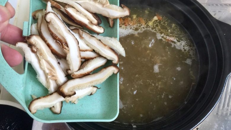来一碗冬日暖食➕香菇小棠菜鸡汤面,放入香菇煮一分钟左右