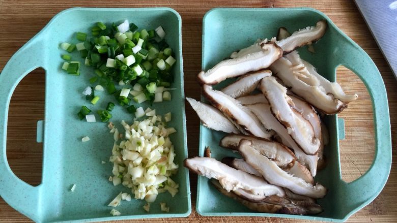 来一碗冬日暖食➕香菇小棠菜鸡汤面,香菇切薄片，小葱切末，蒜切蒜蓉