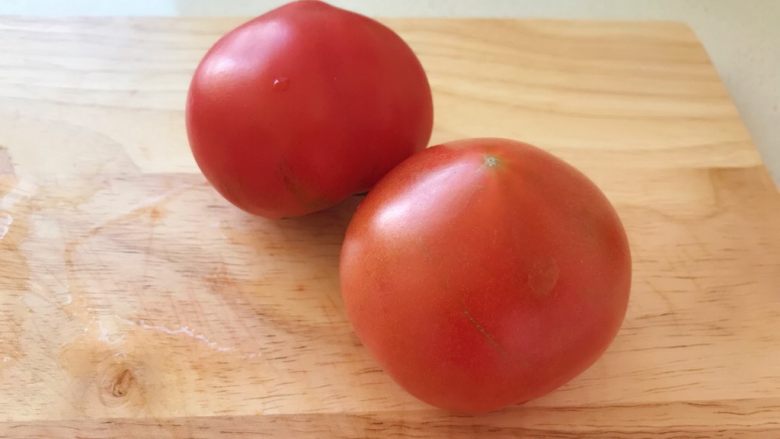 番茄炒鸡蛋,一个人的量大概2个番茄吧，选番茄也有讲究，有的番茄不好吃，选这种市场上叫铁柿子的番茄口感比普通番茄甜一些，太酸的番茄需要放的<a style='color:red;display:inline-block;' href='/shicai/ 10588'>糖</a>也比较多。有的打激素的番茄拿起来手感硬硬的，切开里面无籽，正常成熟的番茄里面是有绿色颗粒分明的种子的。