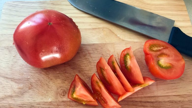 番茄炒鸡蛋,将番茄切成块，有些人不喜欢番茄的皮，可以先用开水烫一下，很容易就把皮撕掉了，然后切成块。