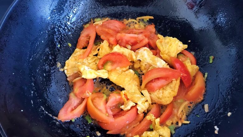 番茄炒鸡蛋,这时候就可以把刚才的鸡蛋块倒入锅中同番茄块一起翻炒均匀就可以出锅啦。